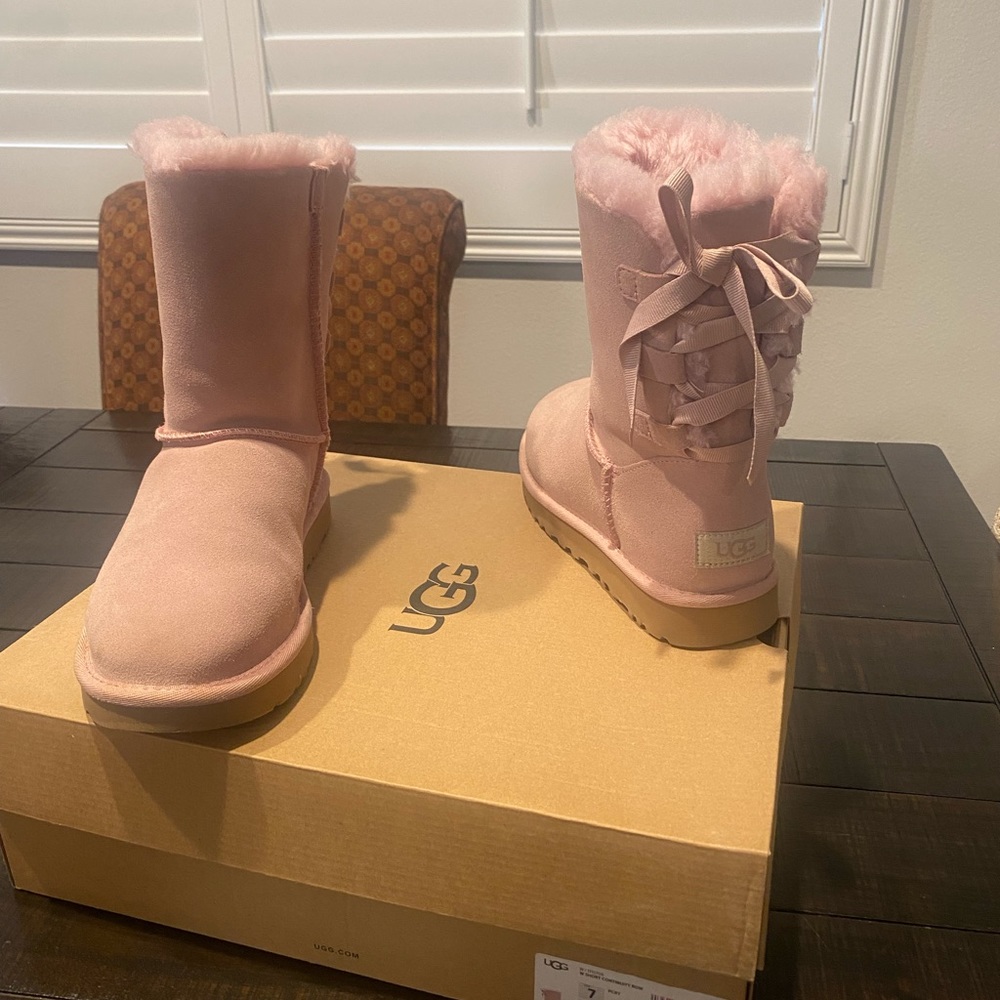 Women’s Short Continuity Bow Uggs